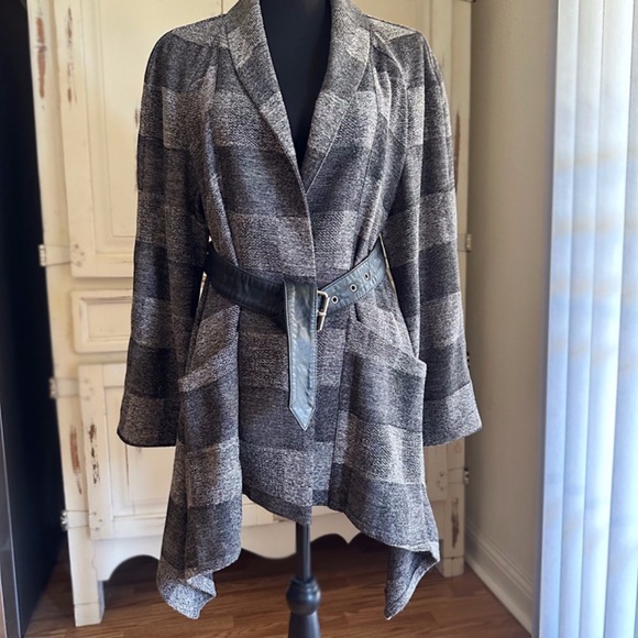 CHICO'S Black & White Wrap